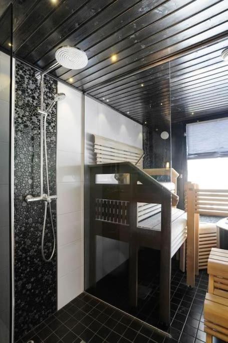 روفانييمي Majestic Penthouse With Sauna & High-Speed Wi-Fi And Parking المظهر الخارجي الصورة